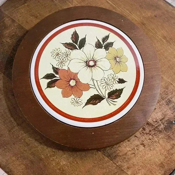 Vintage wood and ceramic trivet  - Country kitchen - 1970s kitchen - Picture 1 of 3